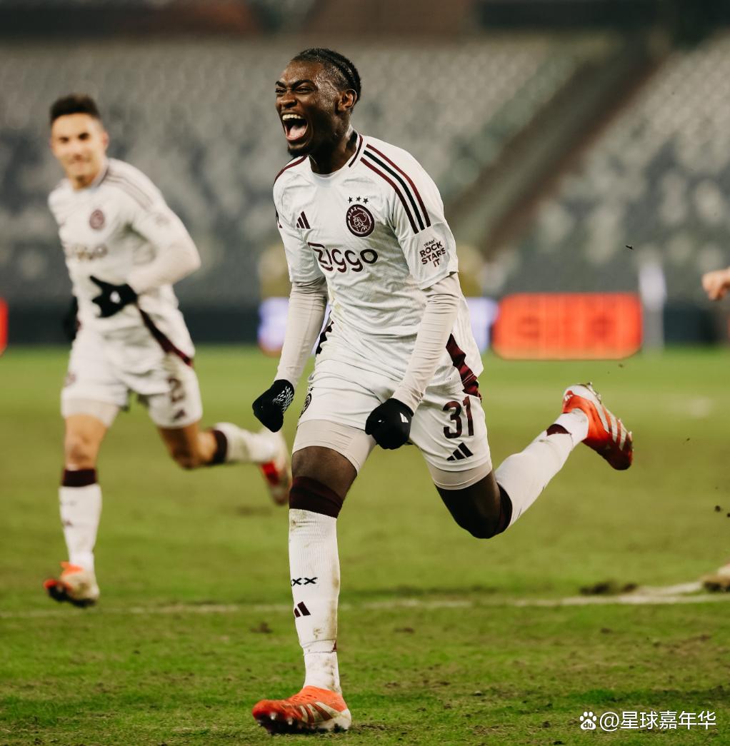 阿贾克斯主场大胜，小组出线机会大增