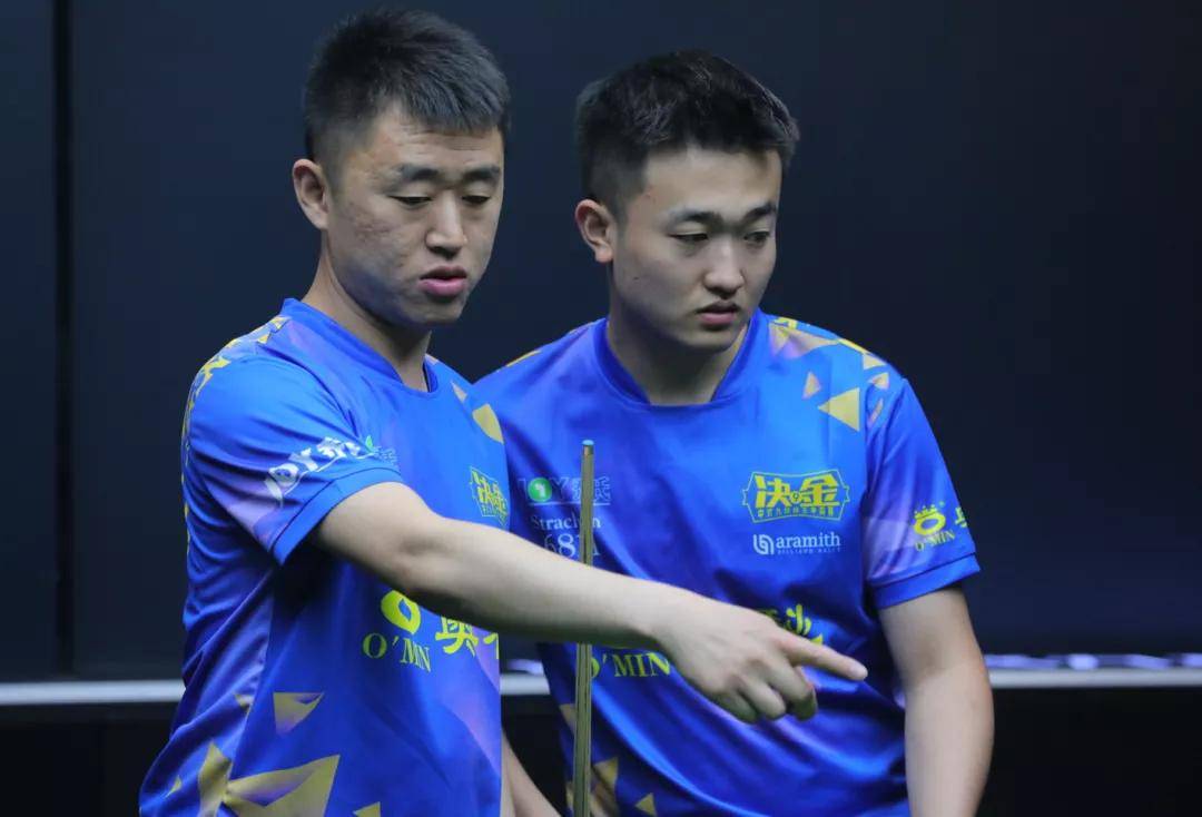 激烈角逐中的胜负，双方鏖战不下