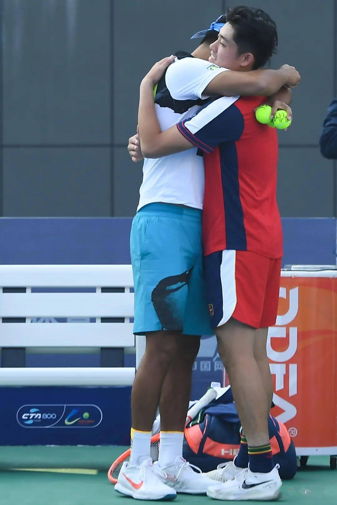 强者之间争锋赛场，一决雌雄谁能笑到最后