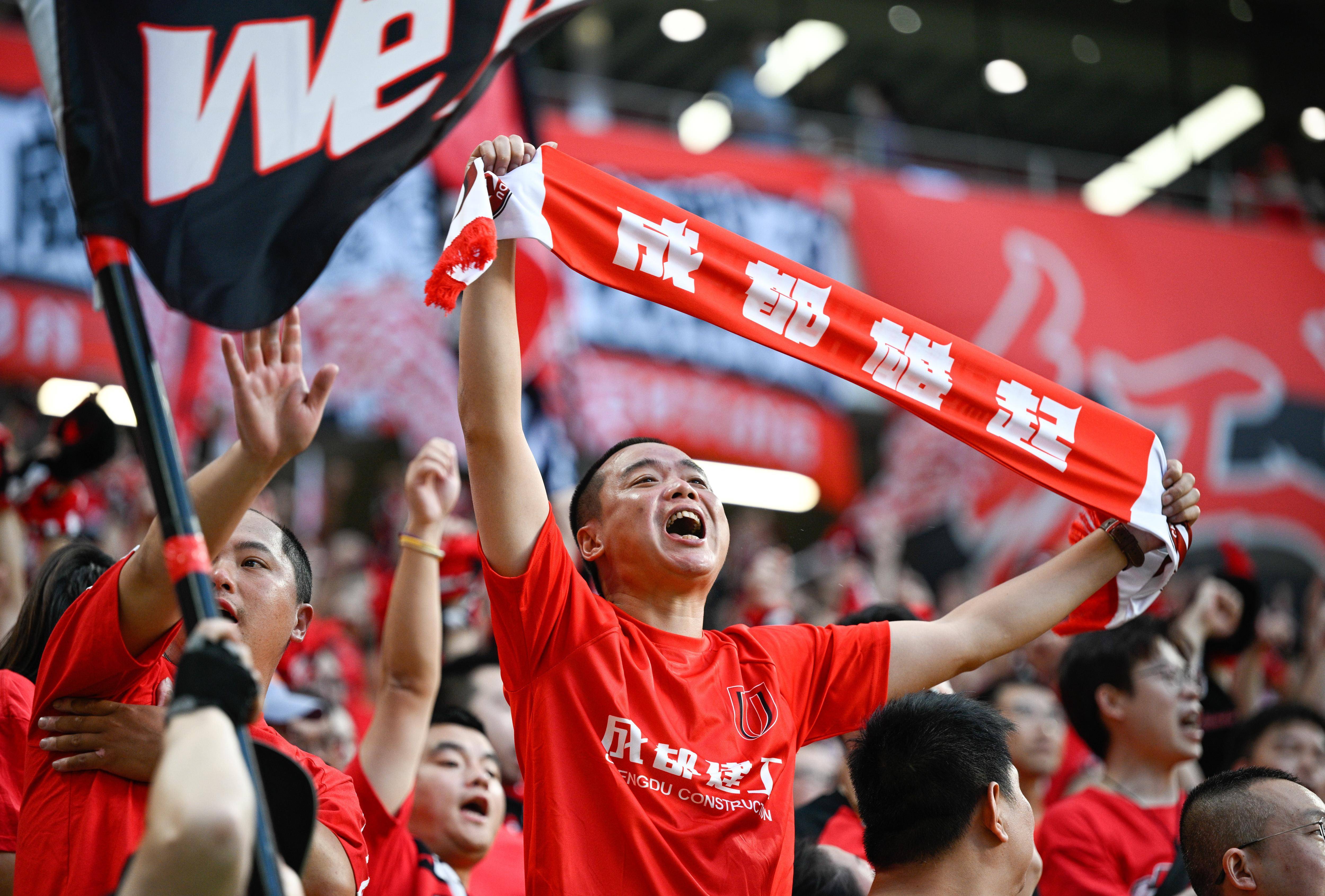 足球比赛现场球迷热情高涨,奉献激情助威的简单介绍 足球比赛现场球迷热情高涨,奉献激情助威的简单介绍