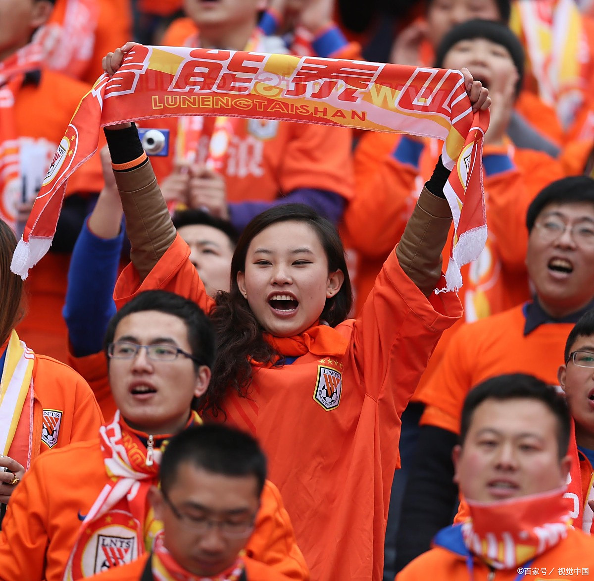 足球比赛现场球迷热情高涨,奉献激情助威的简单介绍 足球比赛现场球迷热情高涨,奉献激情助威的简单介绍