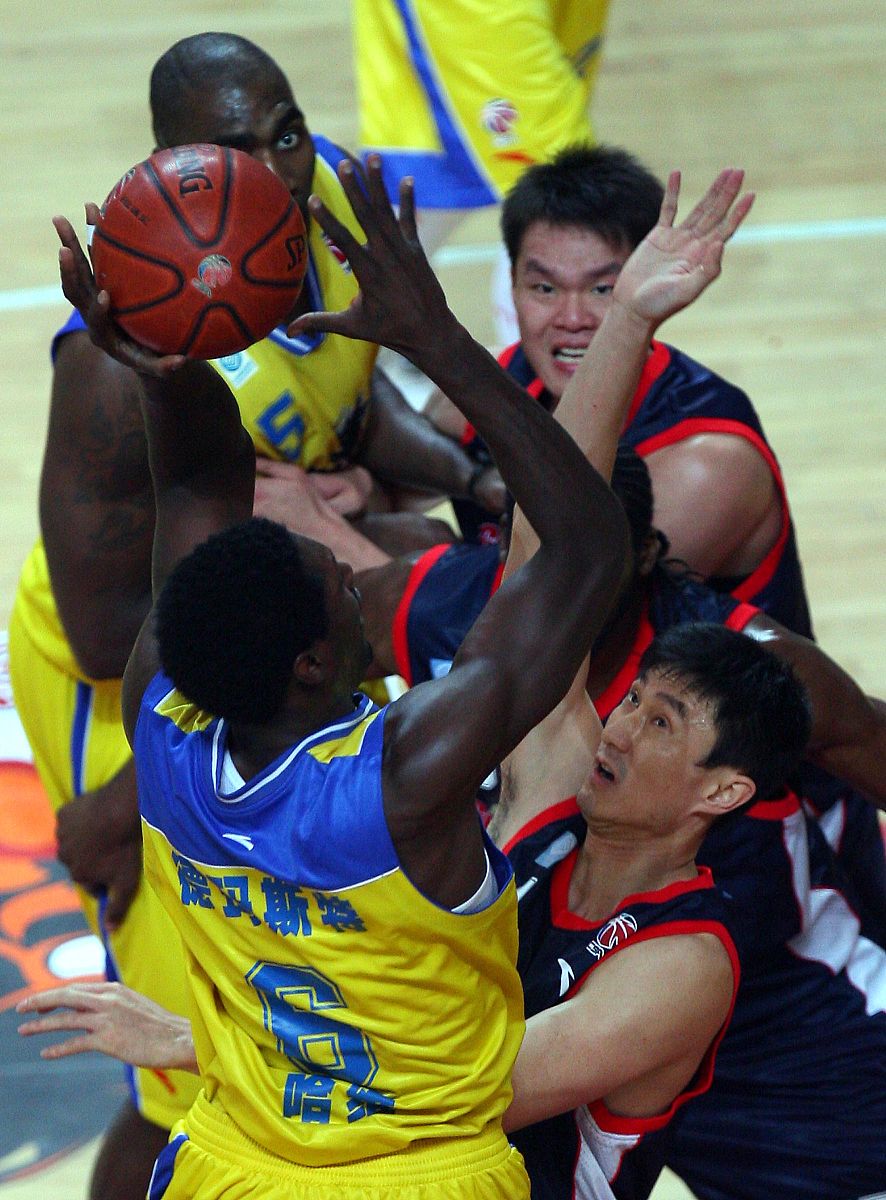 中国篮球联赛中多名球员在比赛中受伤 中国篮球联赛中多名球员在比赛中受伤