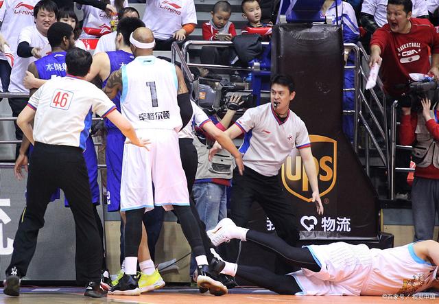 中国篮球联赛中多名球员在比赛中受伤 中国篮球联赛中多名球员在比赛中受伤