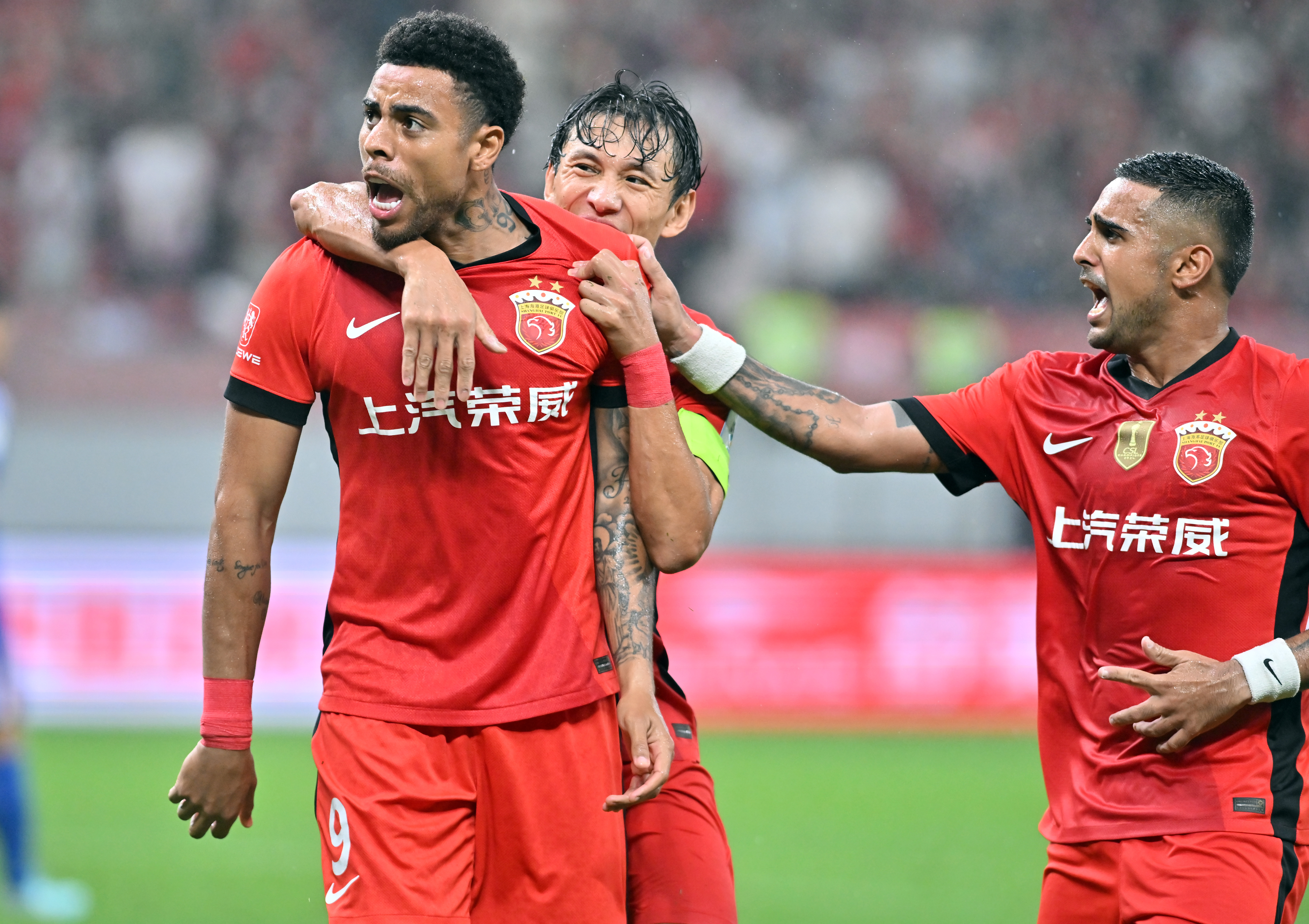 上海申花逆袭上海上港,牢牢把握中超榜首位置的简单介绍 上海申花逆袭上海上港,牢牢把握中超榜首位置的简单介绍