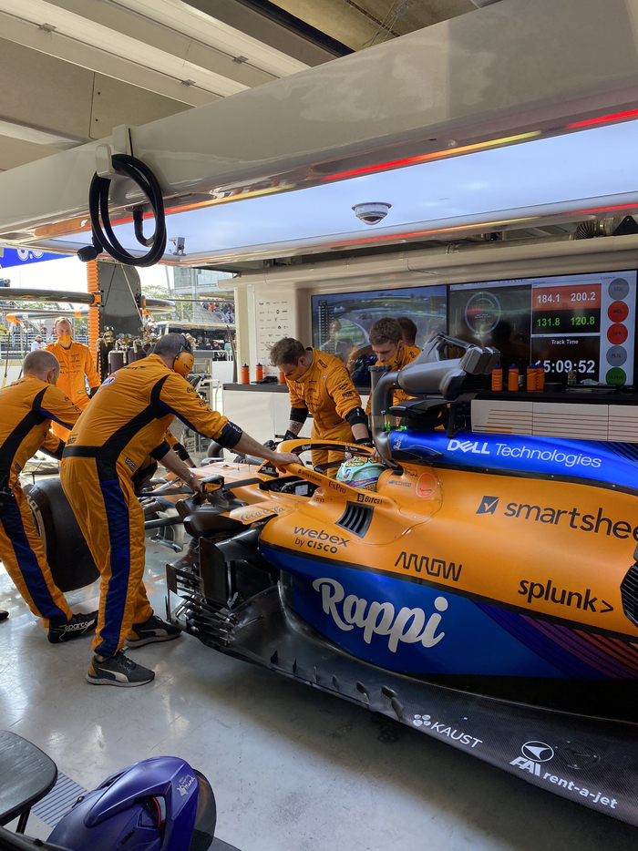 迈凯伦力克红牛二队，汉密尔顿带队取胜的简单介绍