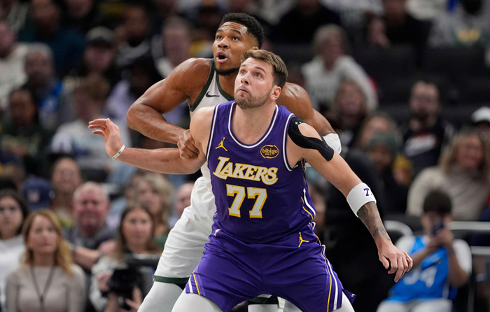 关于湖人队大胜雄鹿保持不败记录的信息