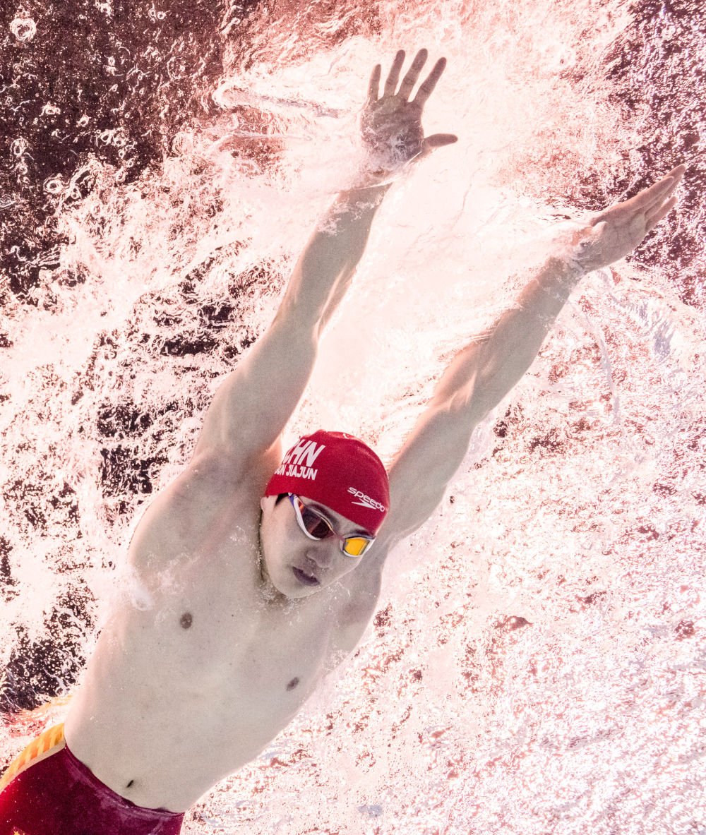 阿联酋游泳选手在比赛中斩获金牌
