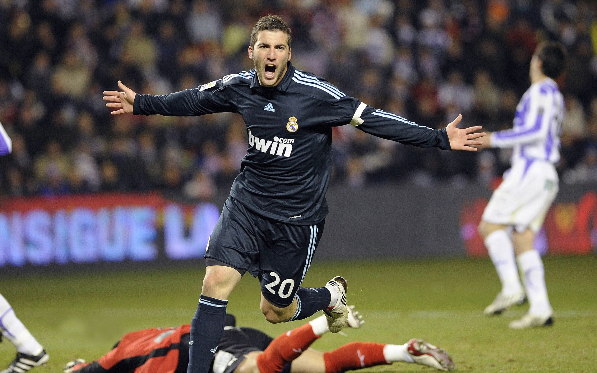 赛道与球场，F1争冠焦点战与活塞压制国王的双重奏