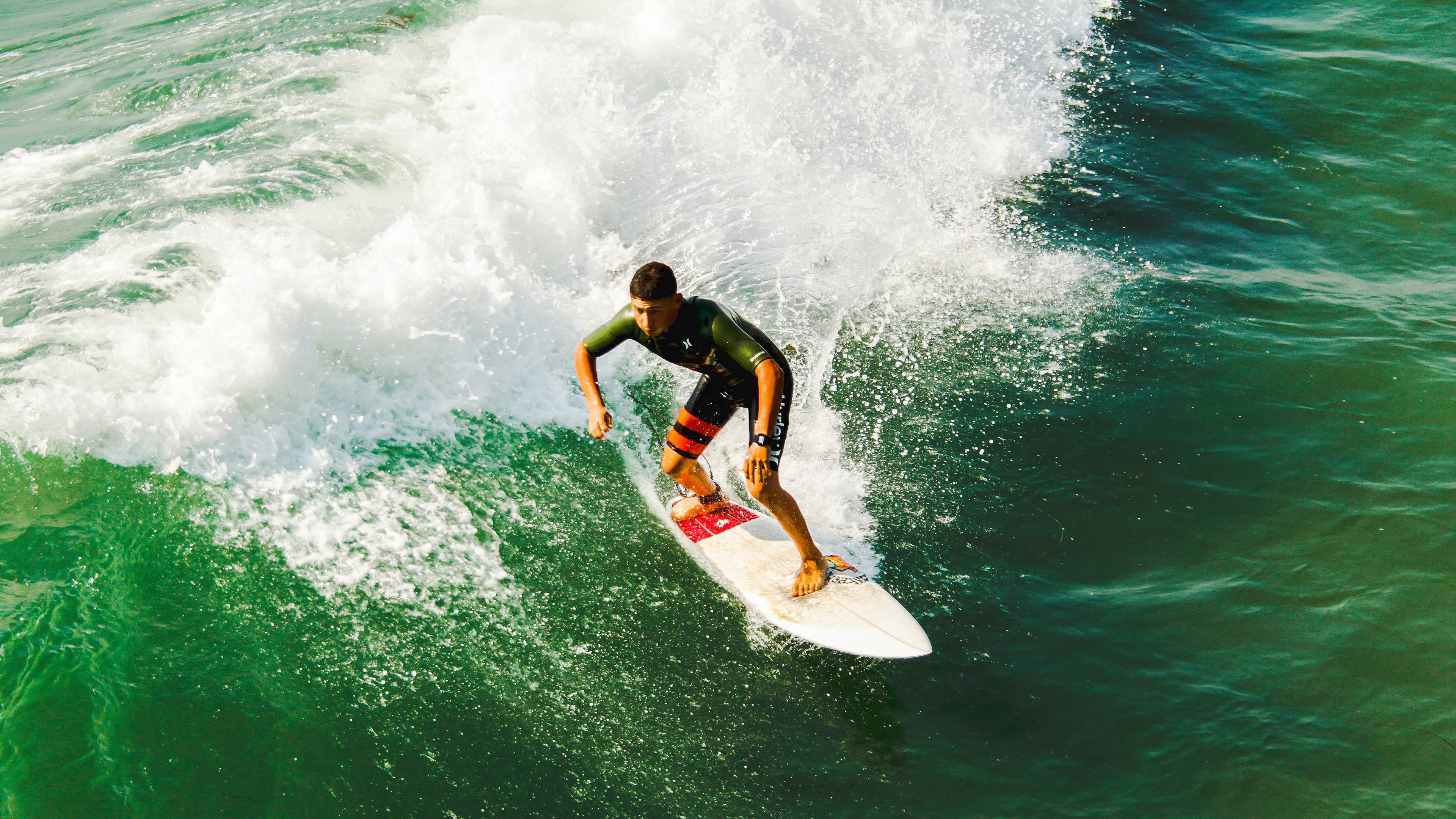F1新赛季揭幕战与NBA冷门夜，速度与坚韧的交响