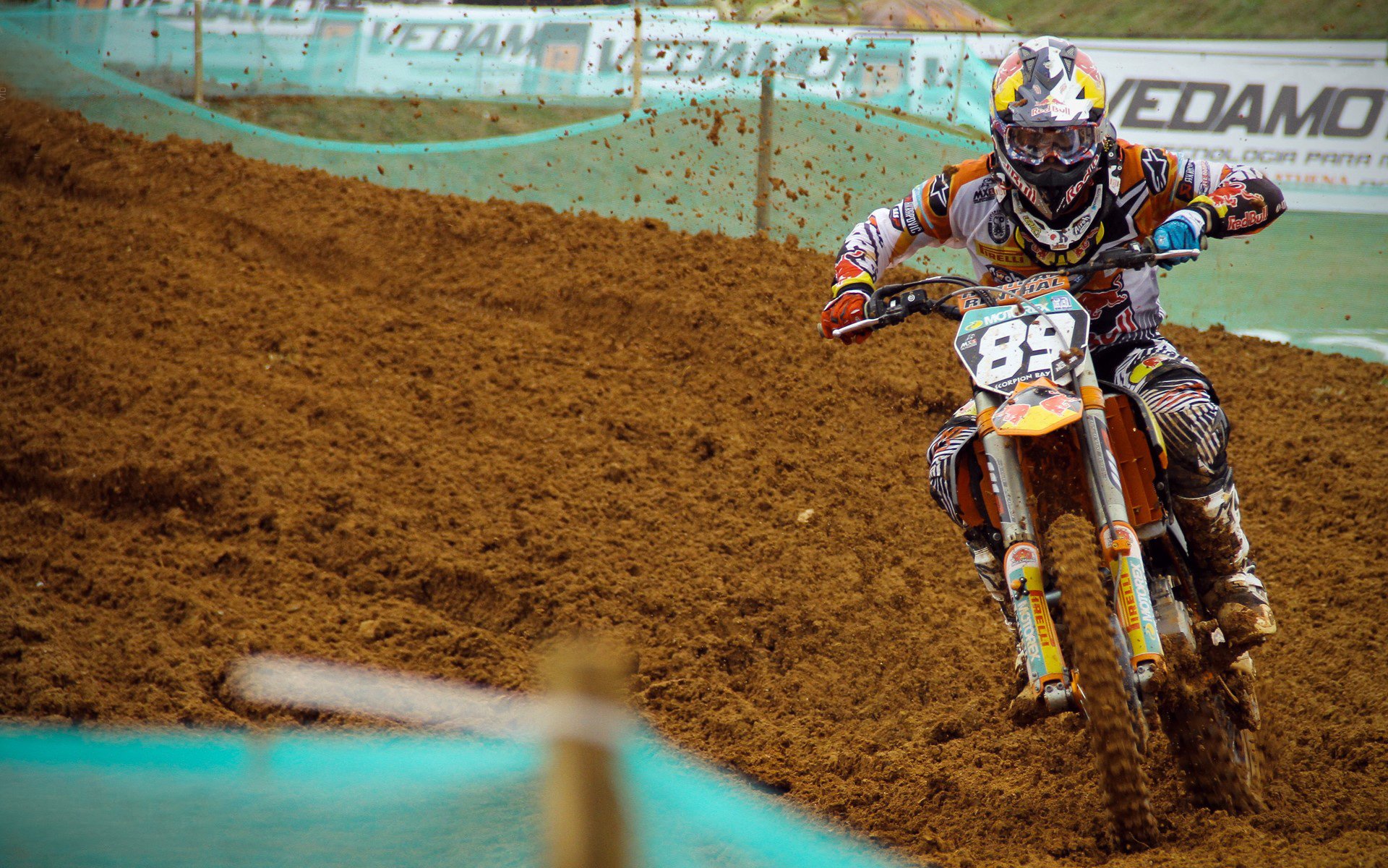 赛道与绿茵的共鸣，当F1争冠焦点映照洪都拉斯足球突围